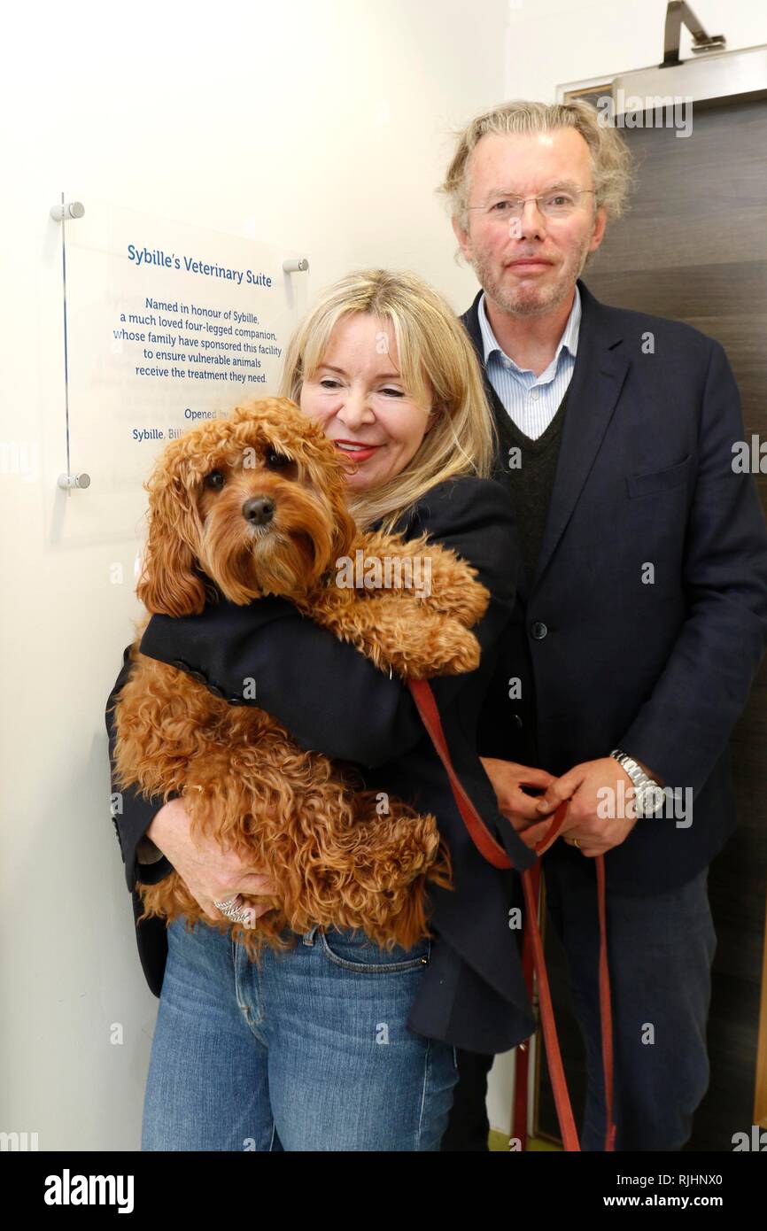 Julia und Hans Rausing mit Billy einen Ihrer zwei Hunde. Julia und Hans Rausing besuchen Sie die rspca South Cotswolds Zweig Cotswolds Hunde und Katzen in Stockfoto