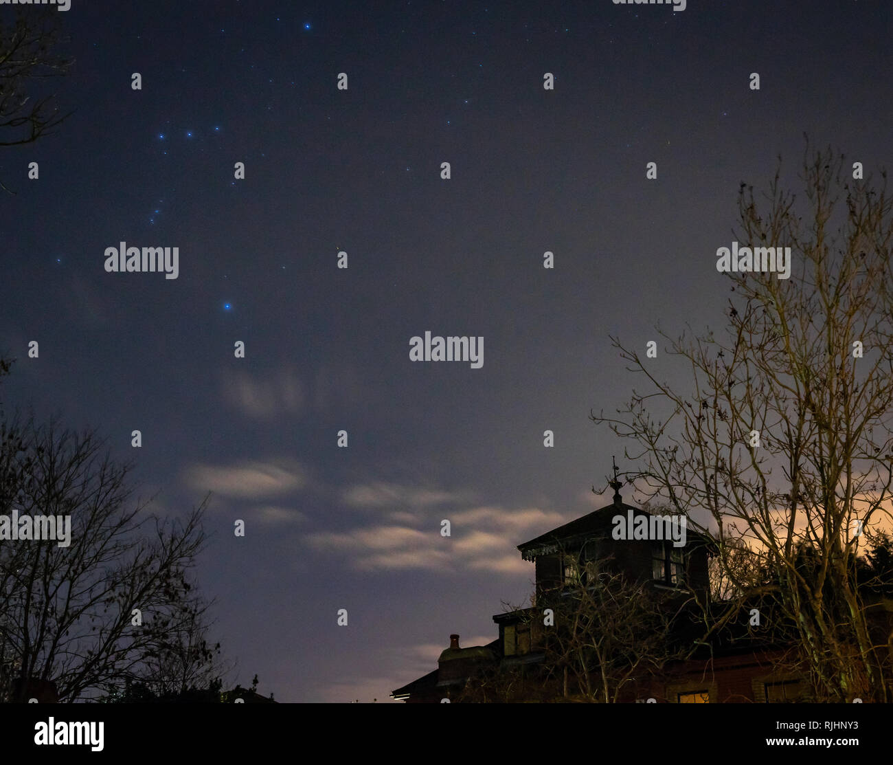 Dunkle gotische Haus bei Nacht Stockfoto