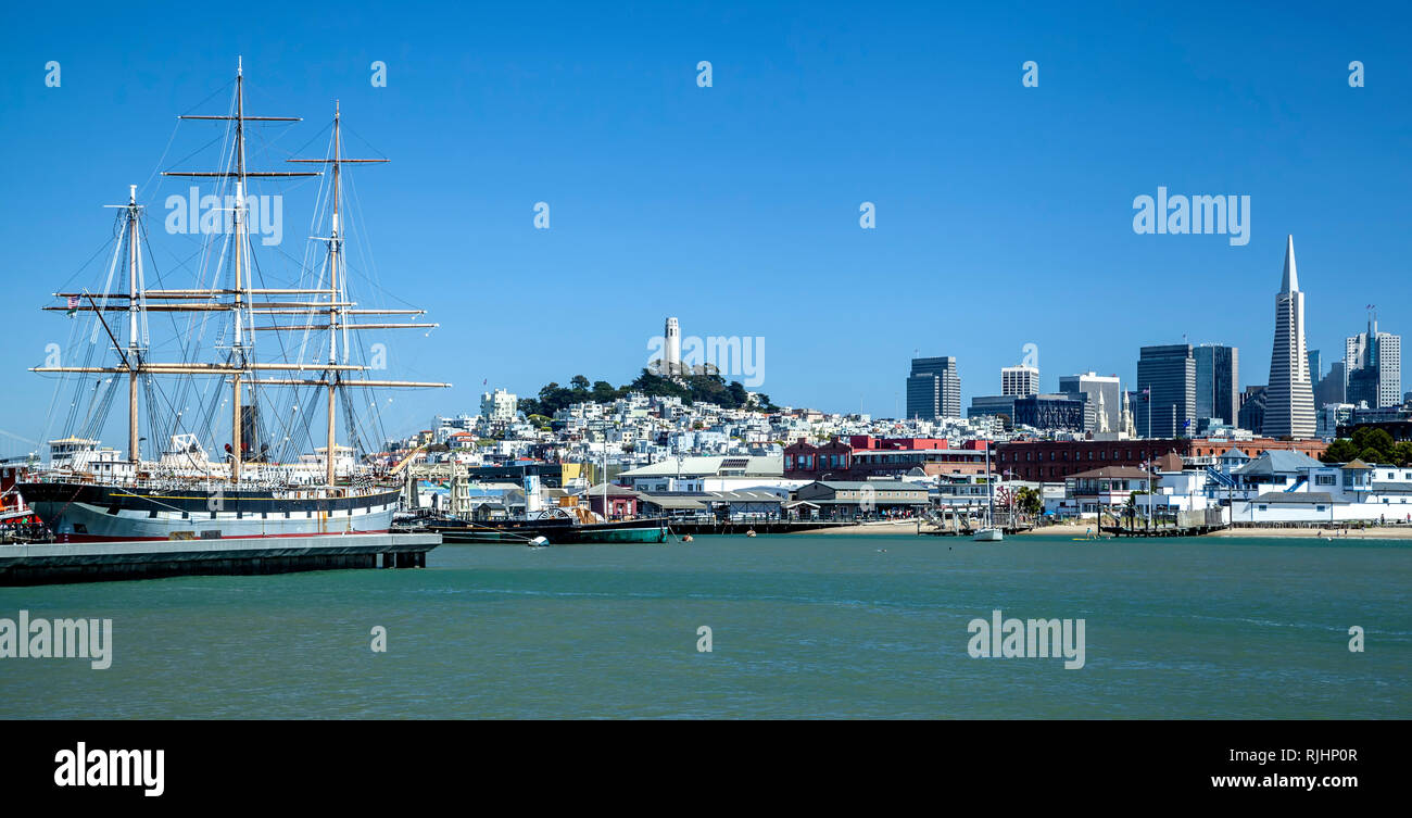 "Balclutha' Schiff, San Francisco Maritime National Historical Park und die Skyline der Stadt, San Francisco, Kalifornien, USA Stockfoto