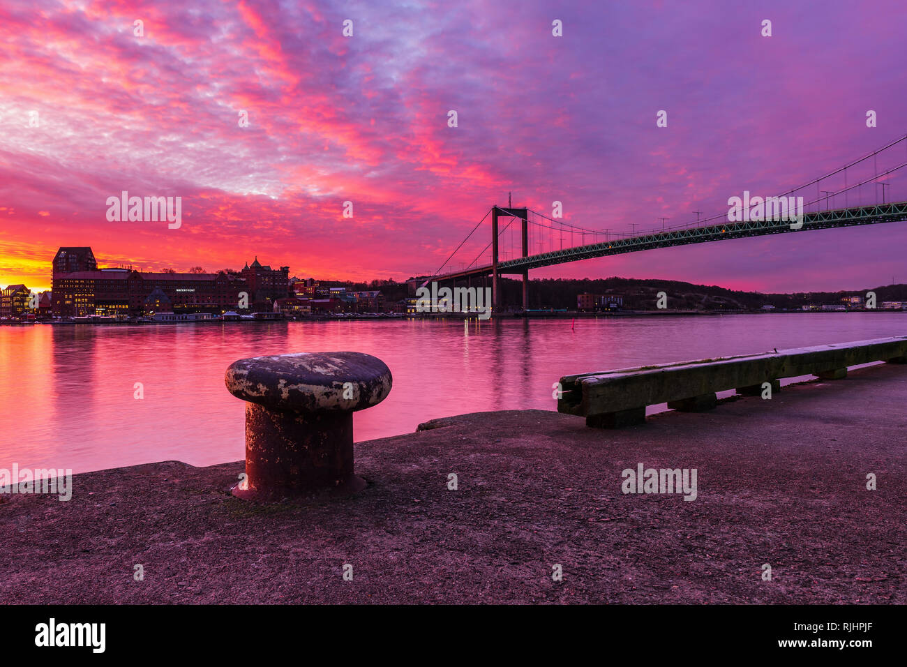 Dramatischer Sonnenuntergang über Göteborg, Fluss und Brücke, Göteborg, Schweden, Europa Stockfoto
