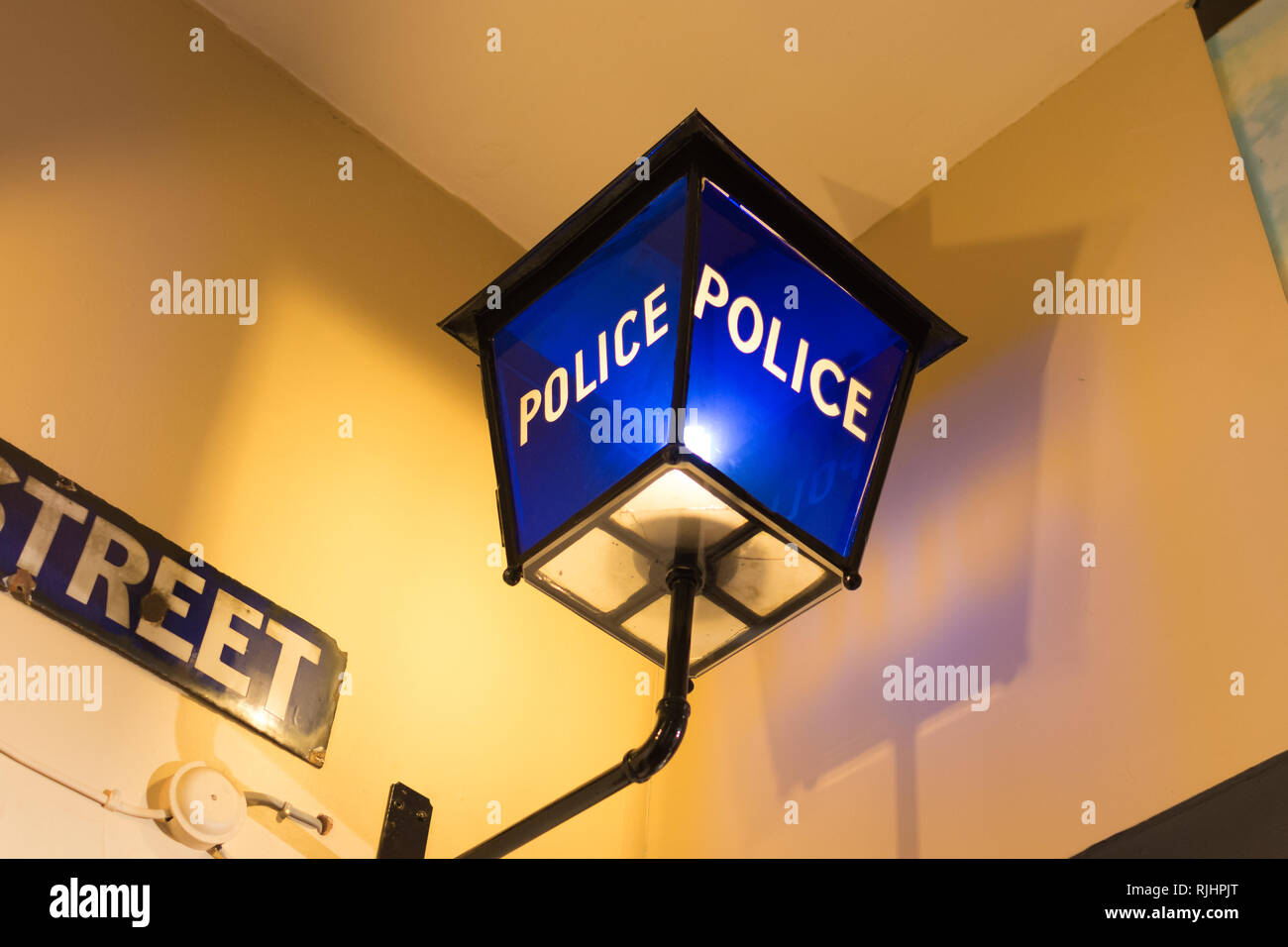 Traditionell blau Polizei Lampe in der lokalen Geschichte Galerie in Aldershot Military Museum, Hampshire, Großbritannien Stockfoto