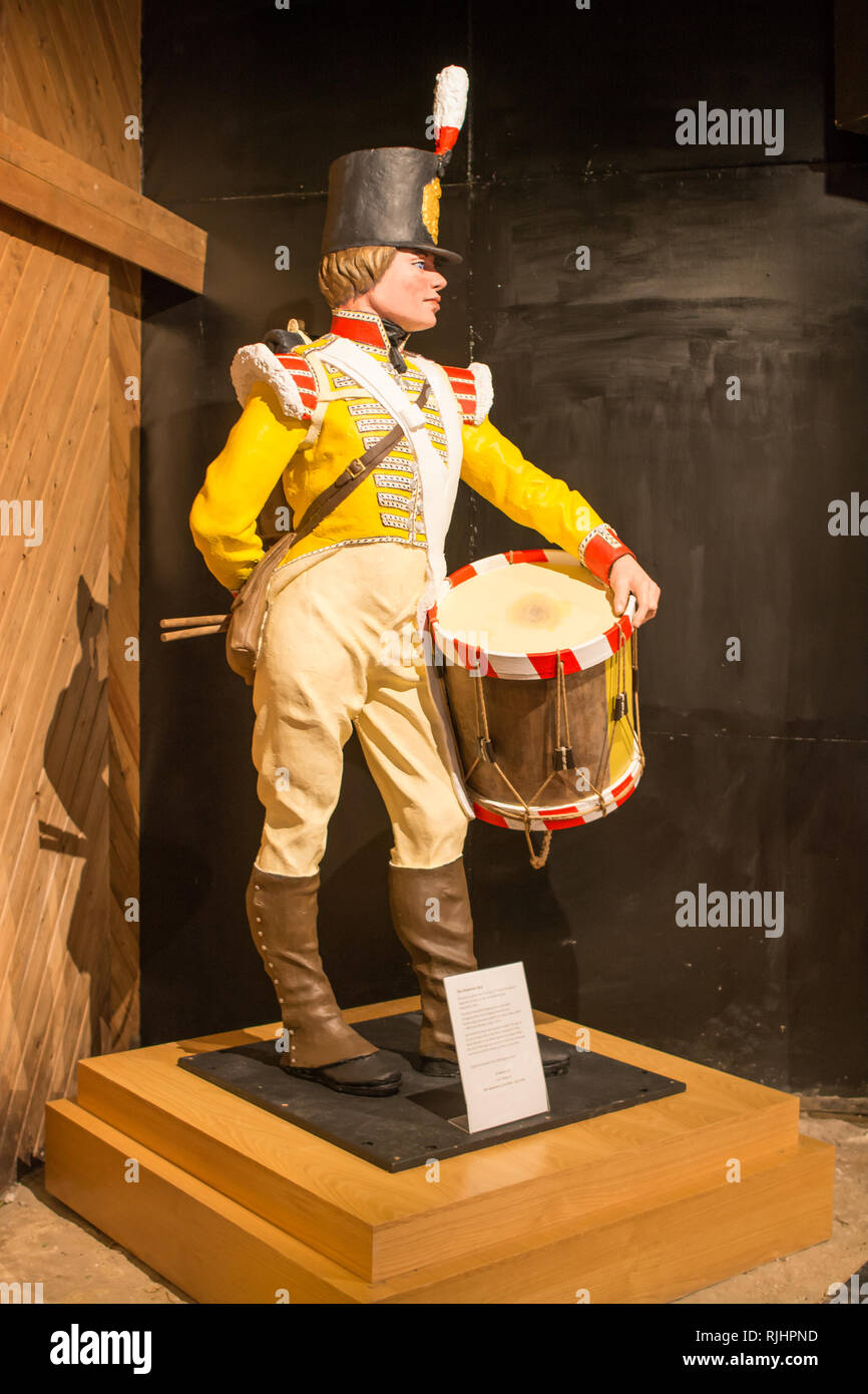 Modell eines Drummer Boy als in der 37 Nord Hampshire Regiment von Fuß während der Napoleonischen Kriege in Aldershot Military Museum in Hampshire, Großbritannien Stockfoto