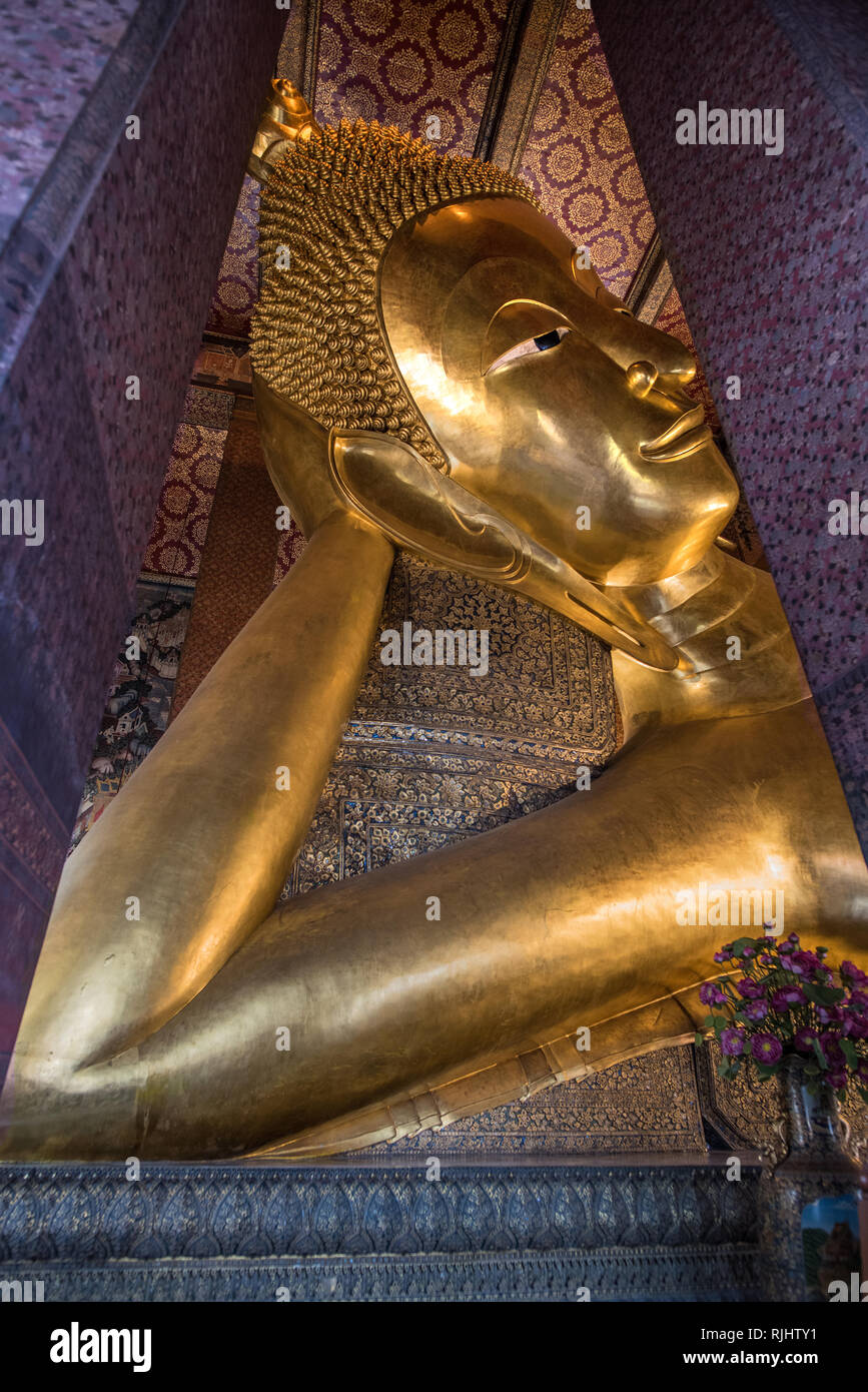 Golden Big Buddha Wat Pho. Wat Pho, den Tempel des Liegenden Buddha. 46 Meter lange Vergoldete liegende Buddha. Stockfoto