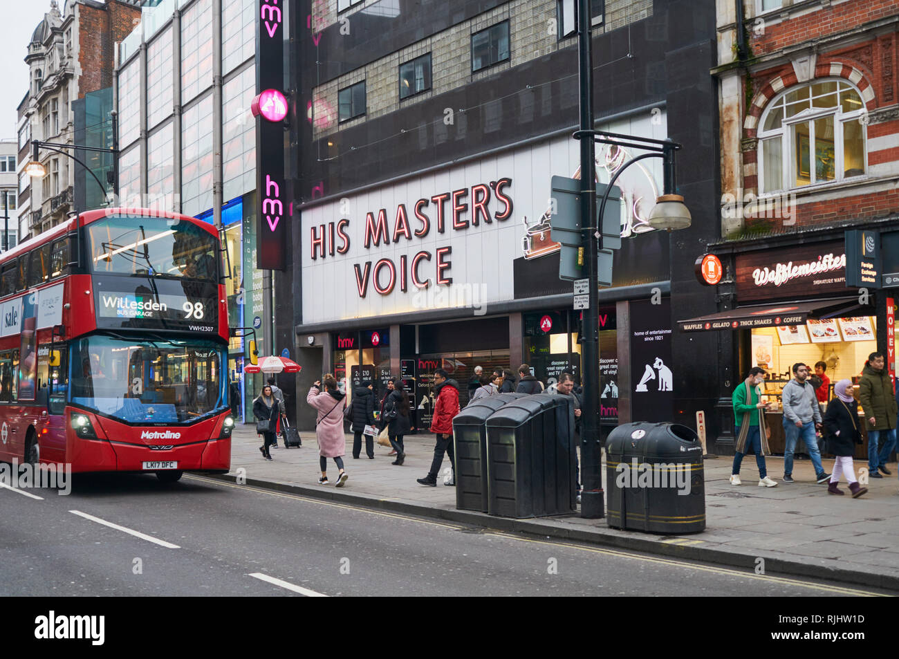Das Äußere des HMV Flagship Store an der Londoner Oxford Street, mit Fußgängern, am Tag nach der Schließung am 5. Februar 2019 Stockfoto