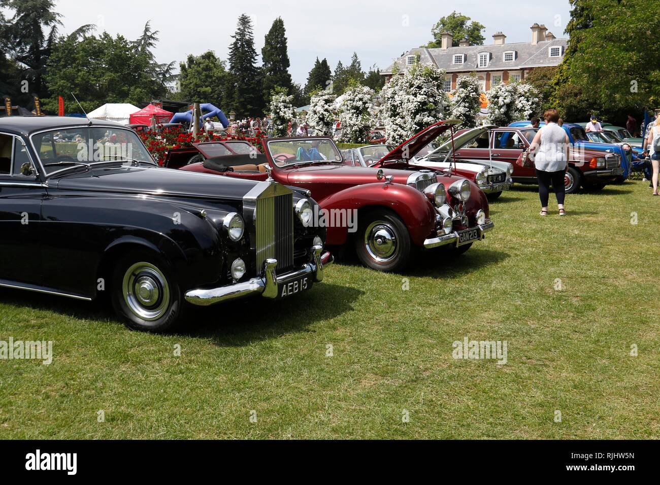 Dutzende von klassischen Autos auf Anzeige an der Rattenfänger Appell Sommer zeigen, auf dem Gelände des Highnam Gericht gehalten, in der Nähe von Gloucester. 10. Juni 2018 Bild Stockfoto