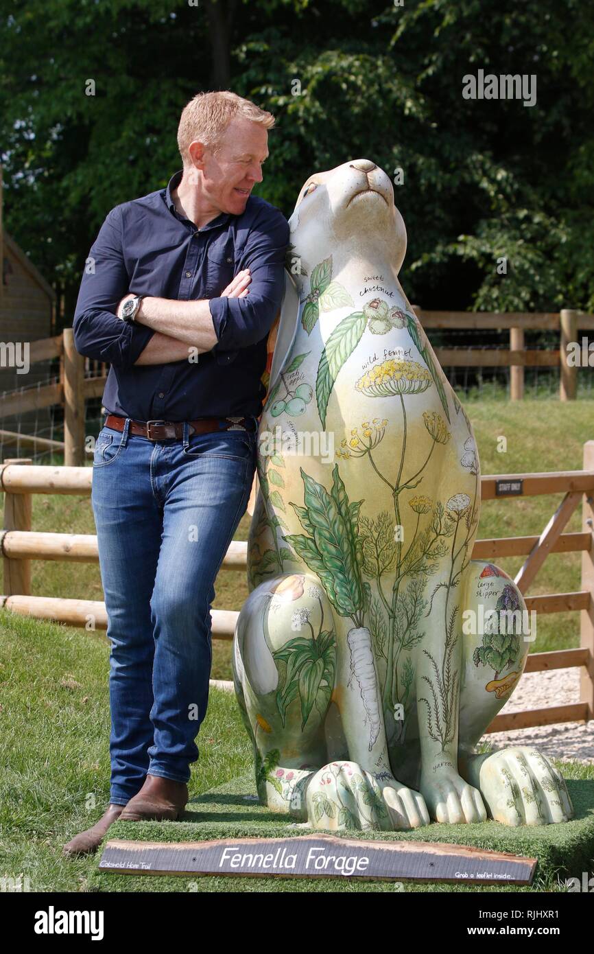 Adam Henson startet die 2018 Cotswold AONB Hase Trail, an seinem Cotswold Farm Park, in der Nähe Kineton, Gloucestershire, wo er Fenella Futter Hase durch Stockfoto