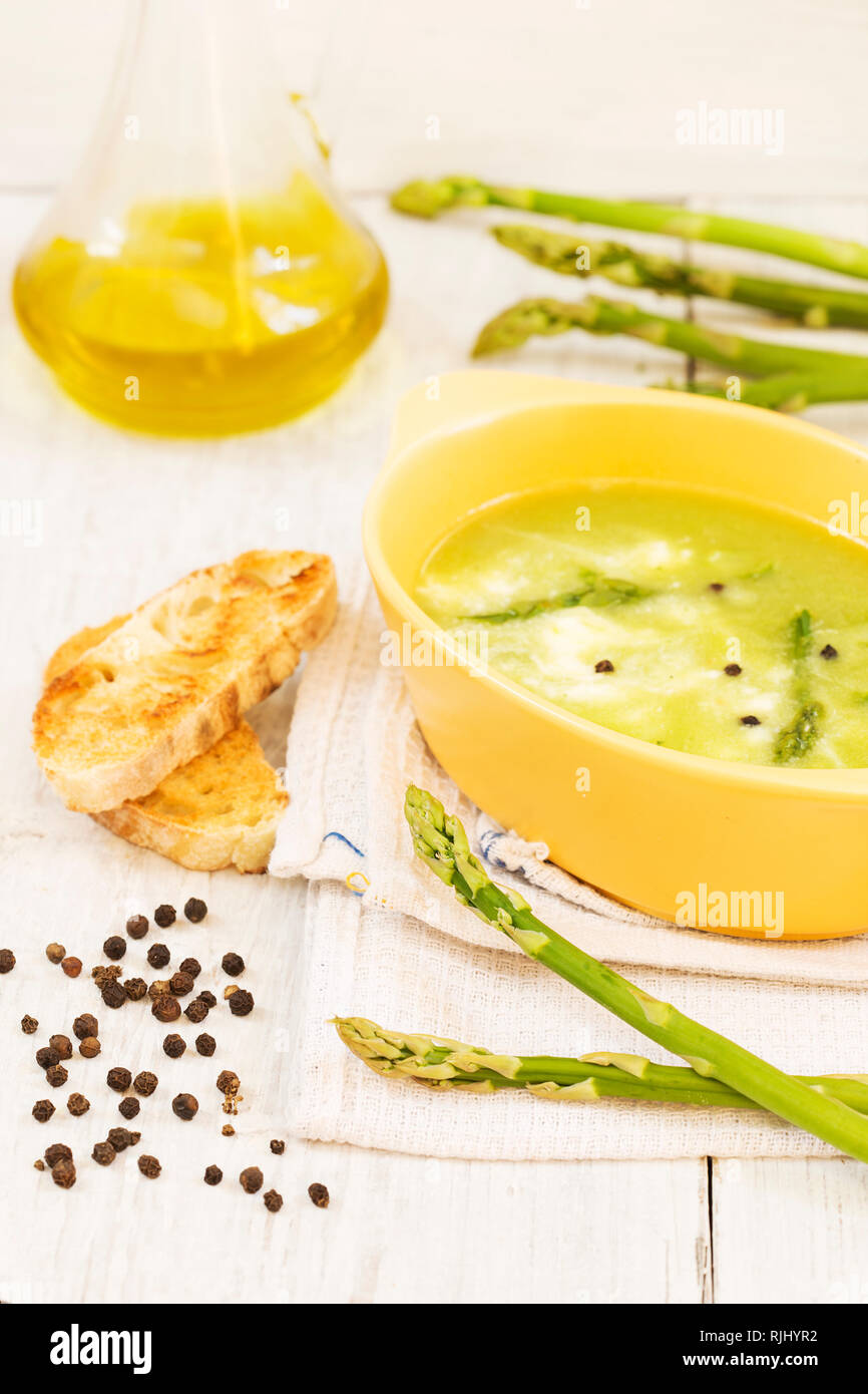 Spargel Suppe mit Toast Brot und Olivenöl Stockfoto