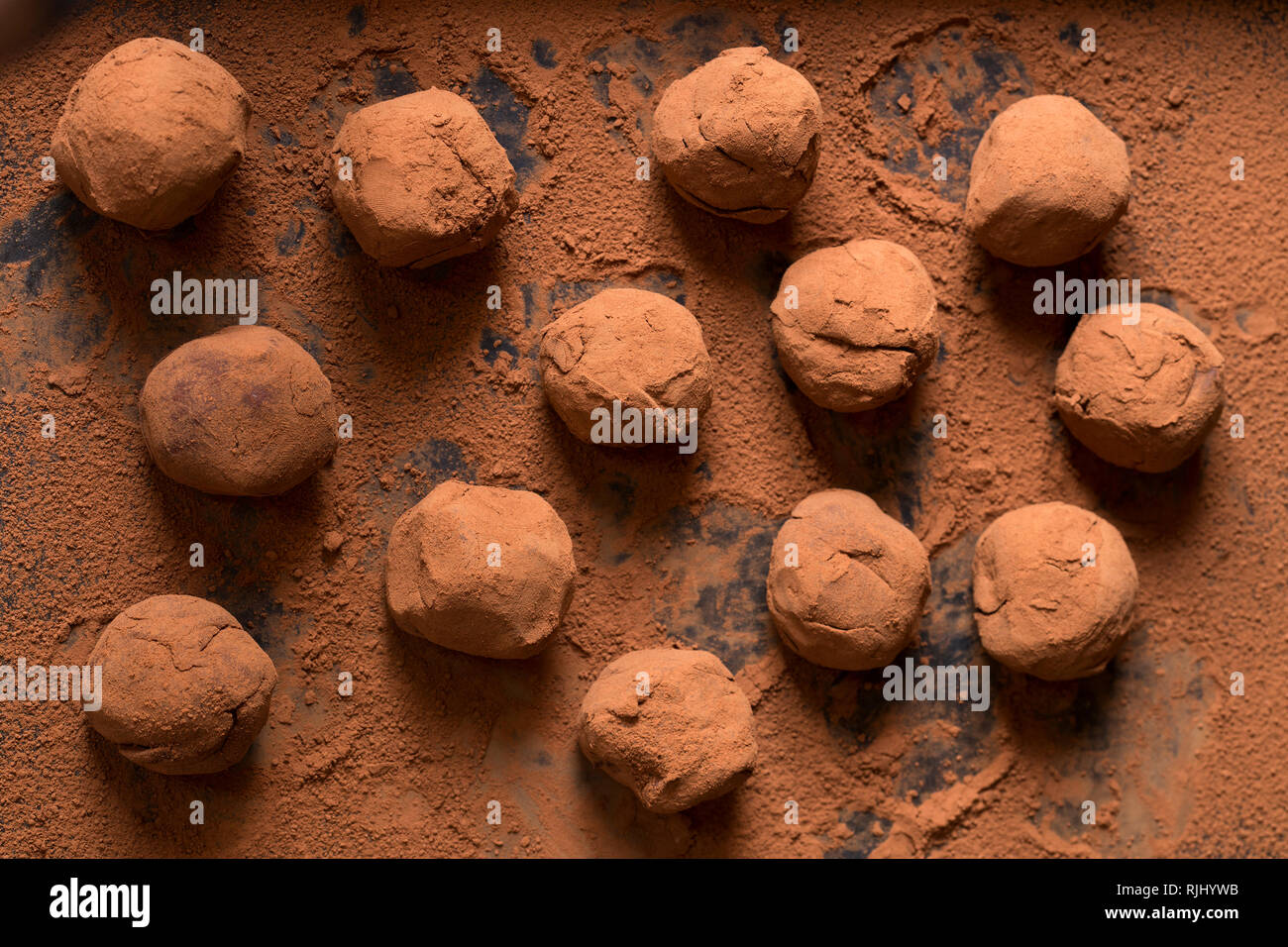 Schokolade Trüffel auf dem Kakaopulver Stockfoto