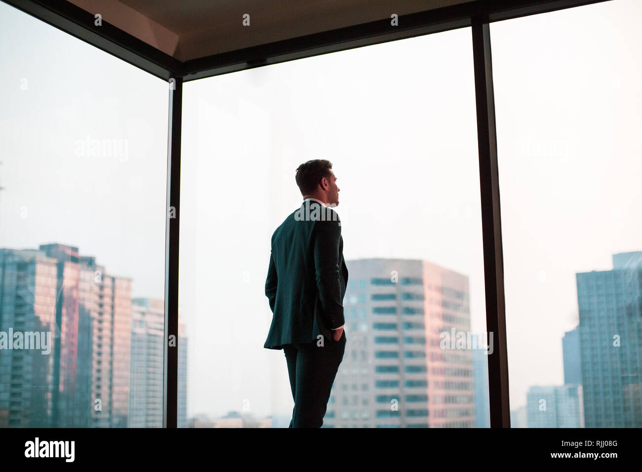 Unternehmer mit Blick auf die Skyline der Stadt Stockfoto
