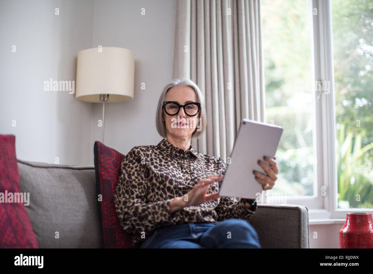 Porträt eines reifen erwachsenen Weibchen mit einem digitalen Tablet Stockfoto