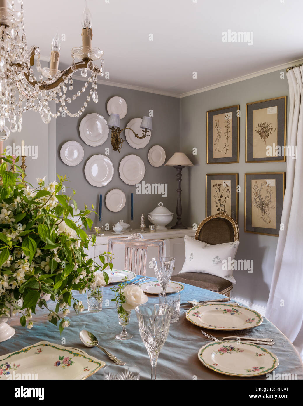 Wandfarbe ist 50/50 Mischung von Lampe Zimmer Grau und Alt Weiß, beide Farrow & Ball. Stockfoto