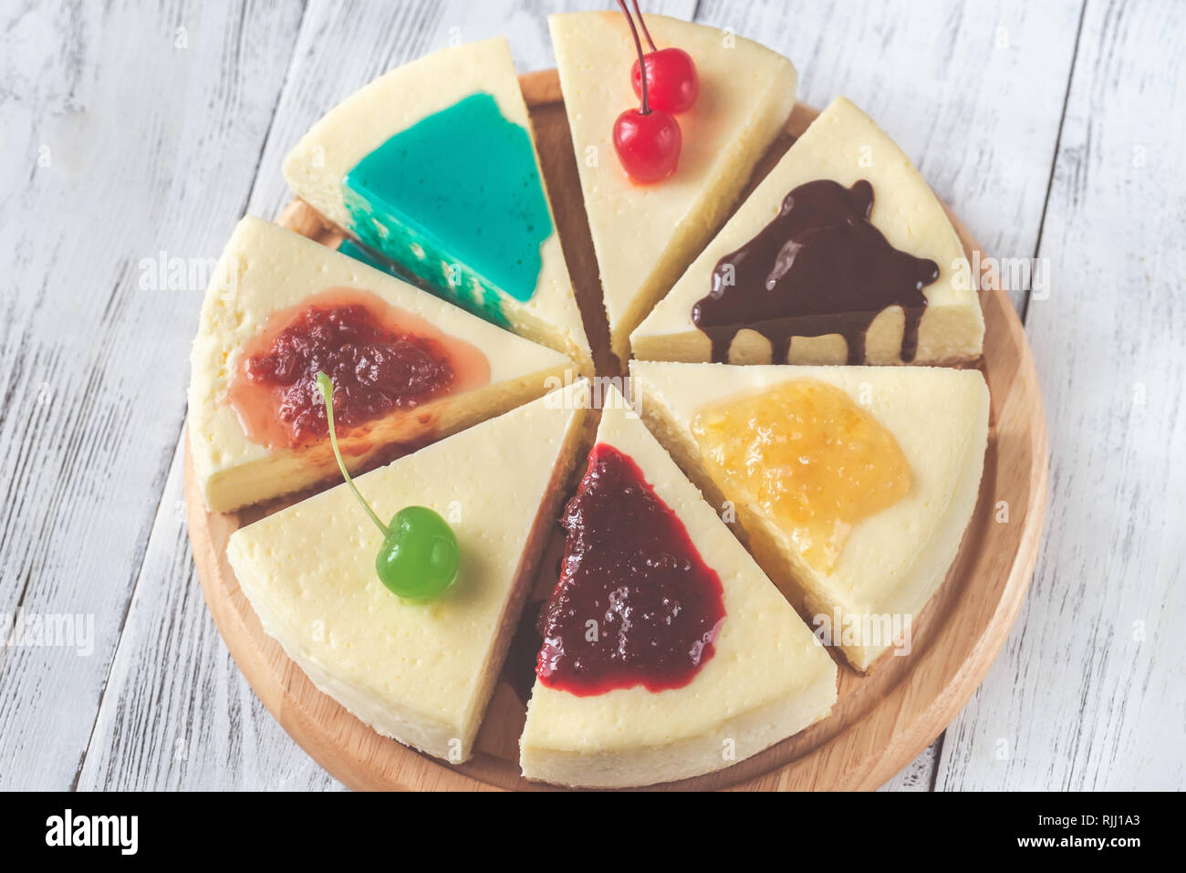Stück Käsekuchen mit verschiedenen Toppings Stockfoto