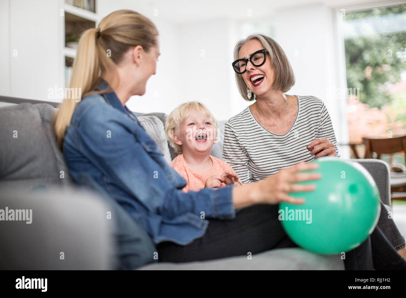 Familie zusammen feiern zu Hause Stockfoto