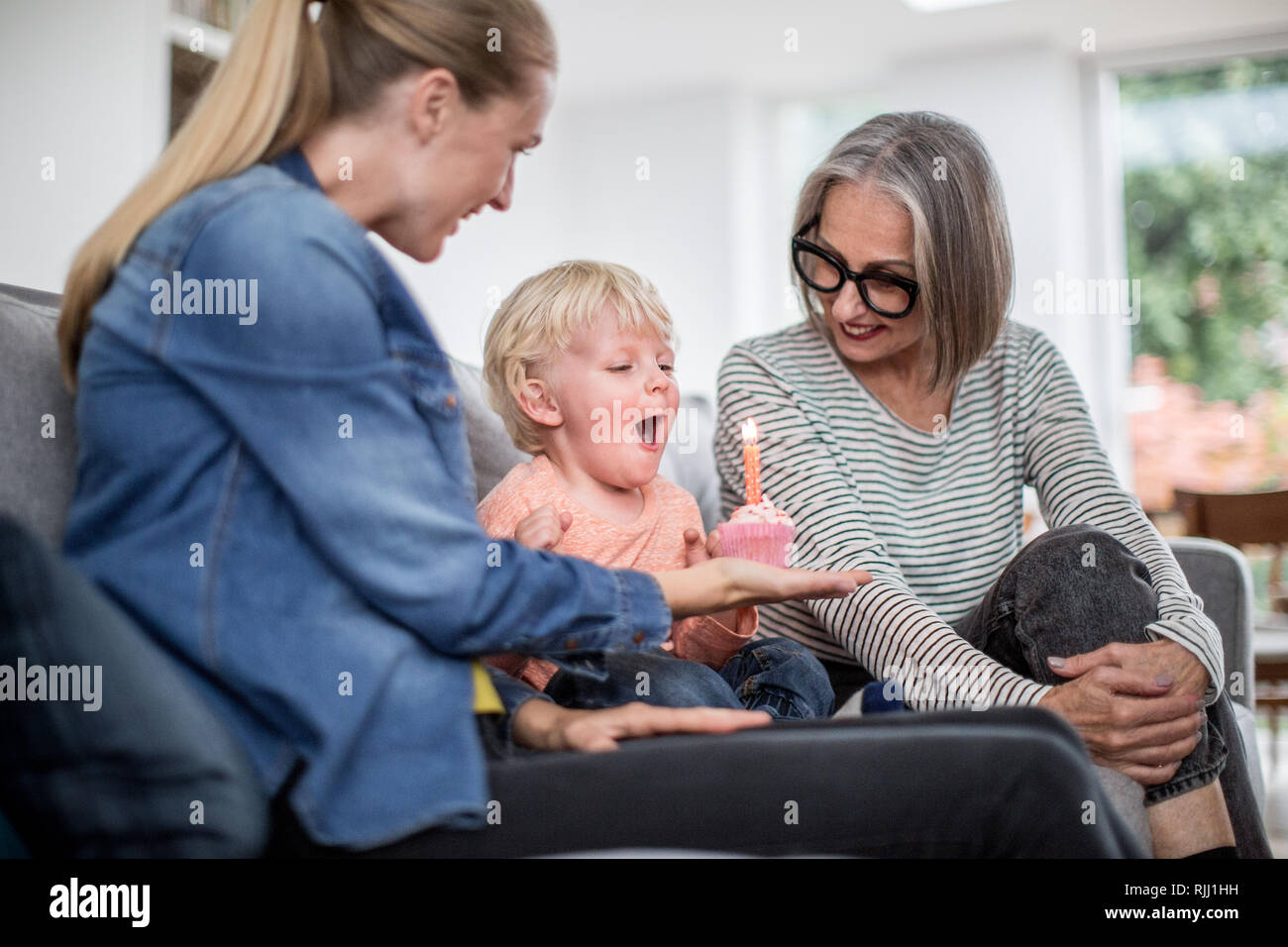 Junge Geburtstag Kerzen ausblasen Stockfoto