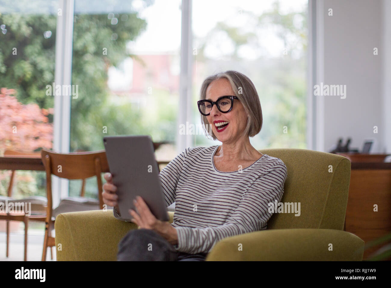 Reifen erwachsenen Weibchen auf ein videocall zu Familie Stockfoto