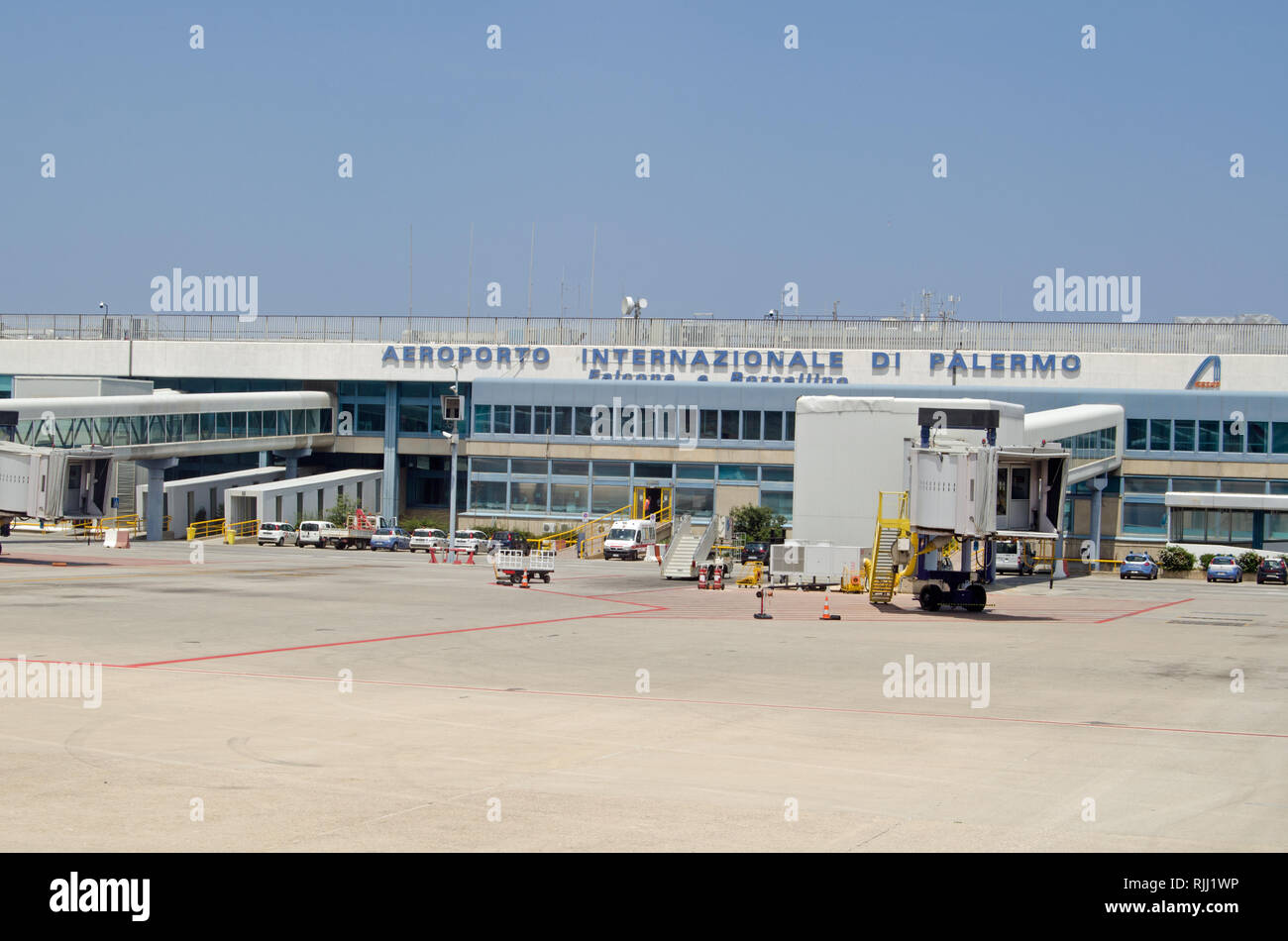 PALERMO, ITALIEN, 21. JUNI 2018: Blick auf das Gebäude des Terminals am Internationalen Flughafen von Palermo, benannt nach dem Anti-mafia-duo Falcone e Borsellino. Stockfoto
