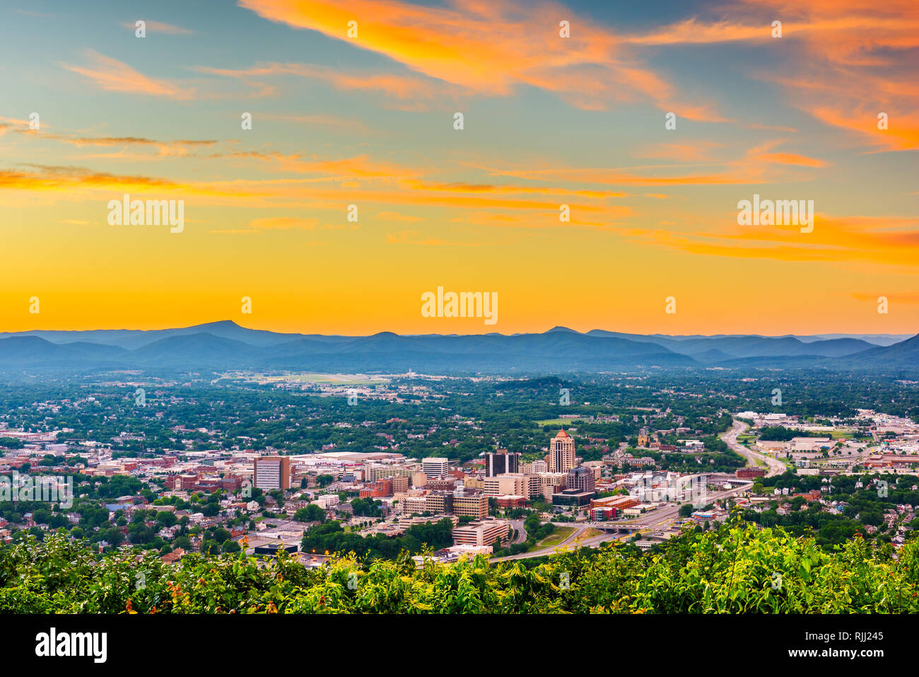 Roanoke, Virginia, USA Downtown Skyline von oben in der Abenddämmerung. Stockfoto