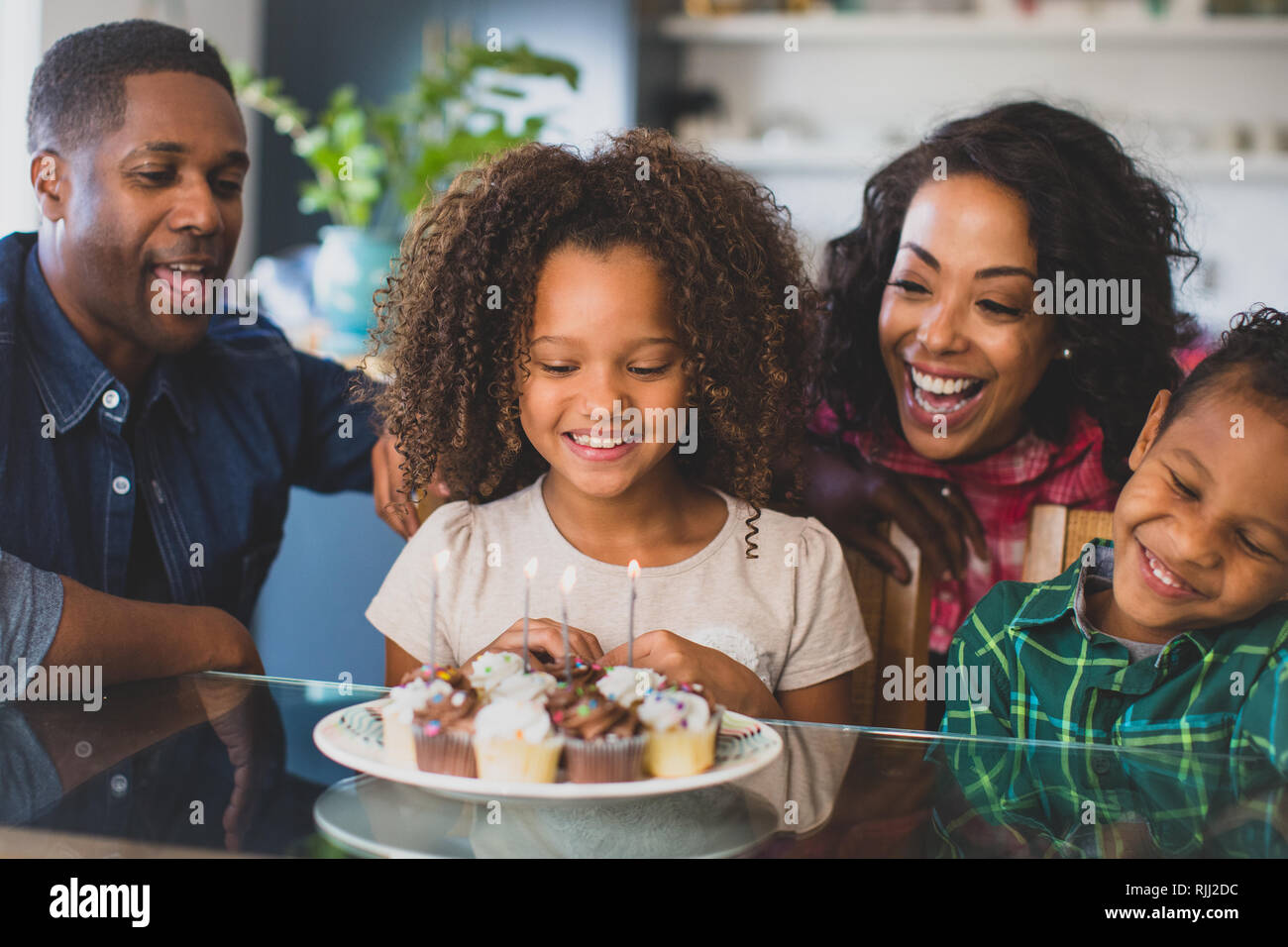 Afrikanische amerikanische Familie feiert Geburtstag Stockfoto
