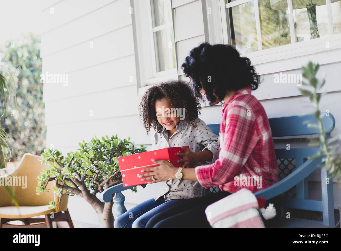 Afrikanische amerikanische Mutter, Tochter, ein Weihnachtsgeschenk Stockfoto