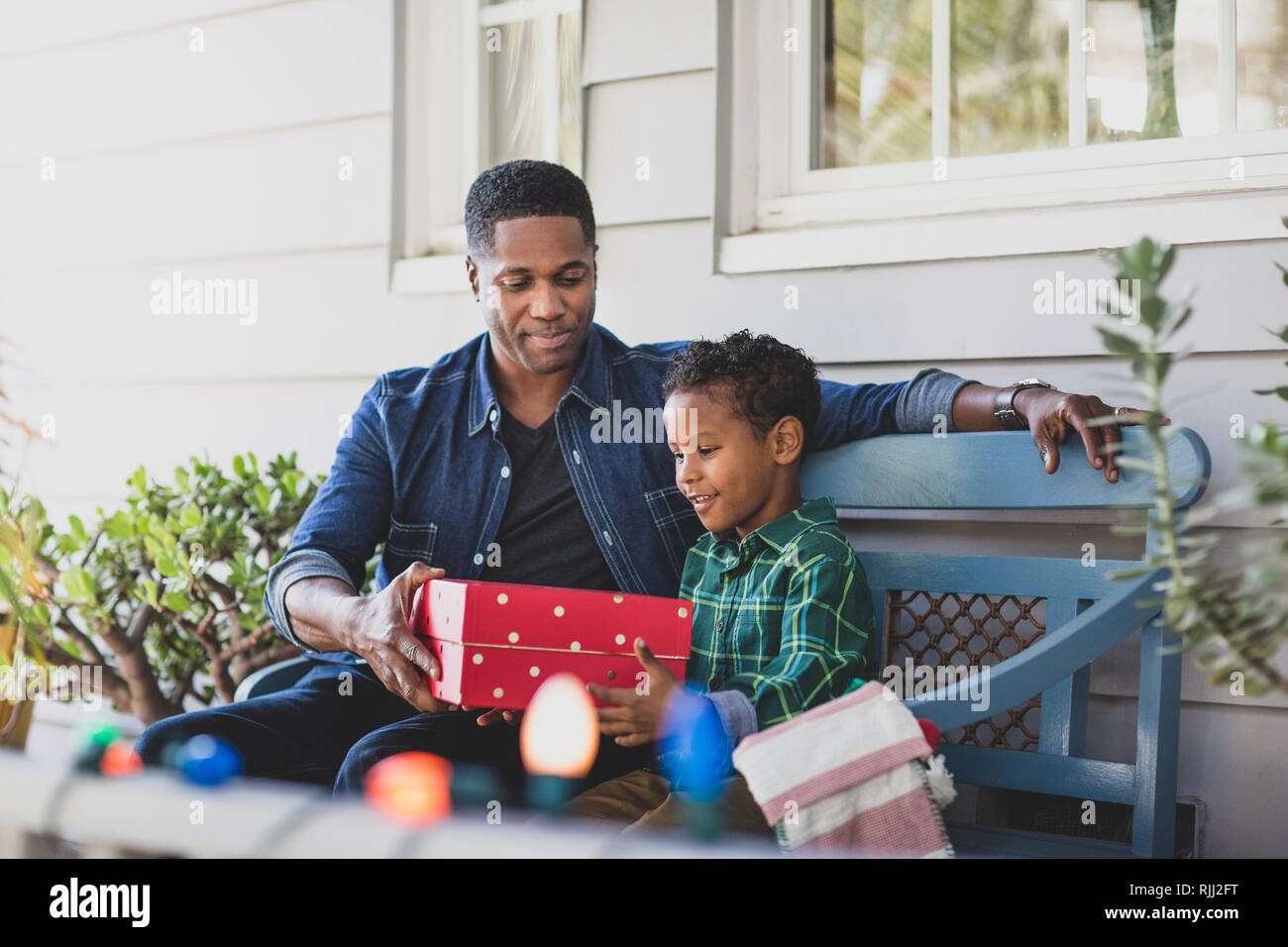 African American Vater Sohn ein Weihnachtsgeschenk Stockfoto