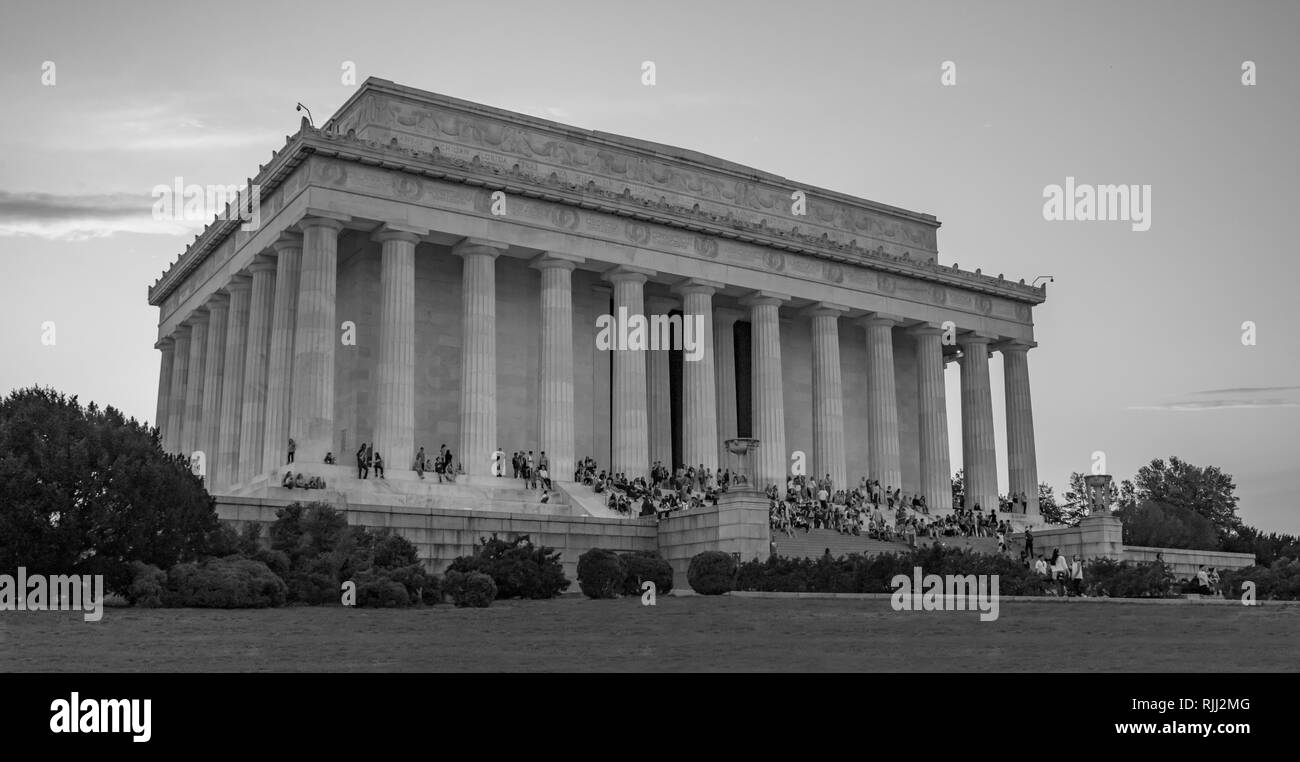 Lincoln Memorial in der Dämmerung am Abend mit Touristen auf die Schritte. Stockfoto
