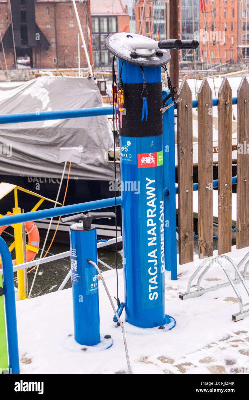 Kommunale Fahrrad reparieren, Szafarnia Kai, Danzig, Polen Stockfoto