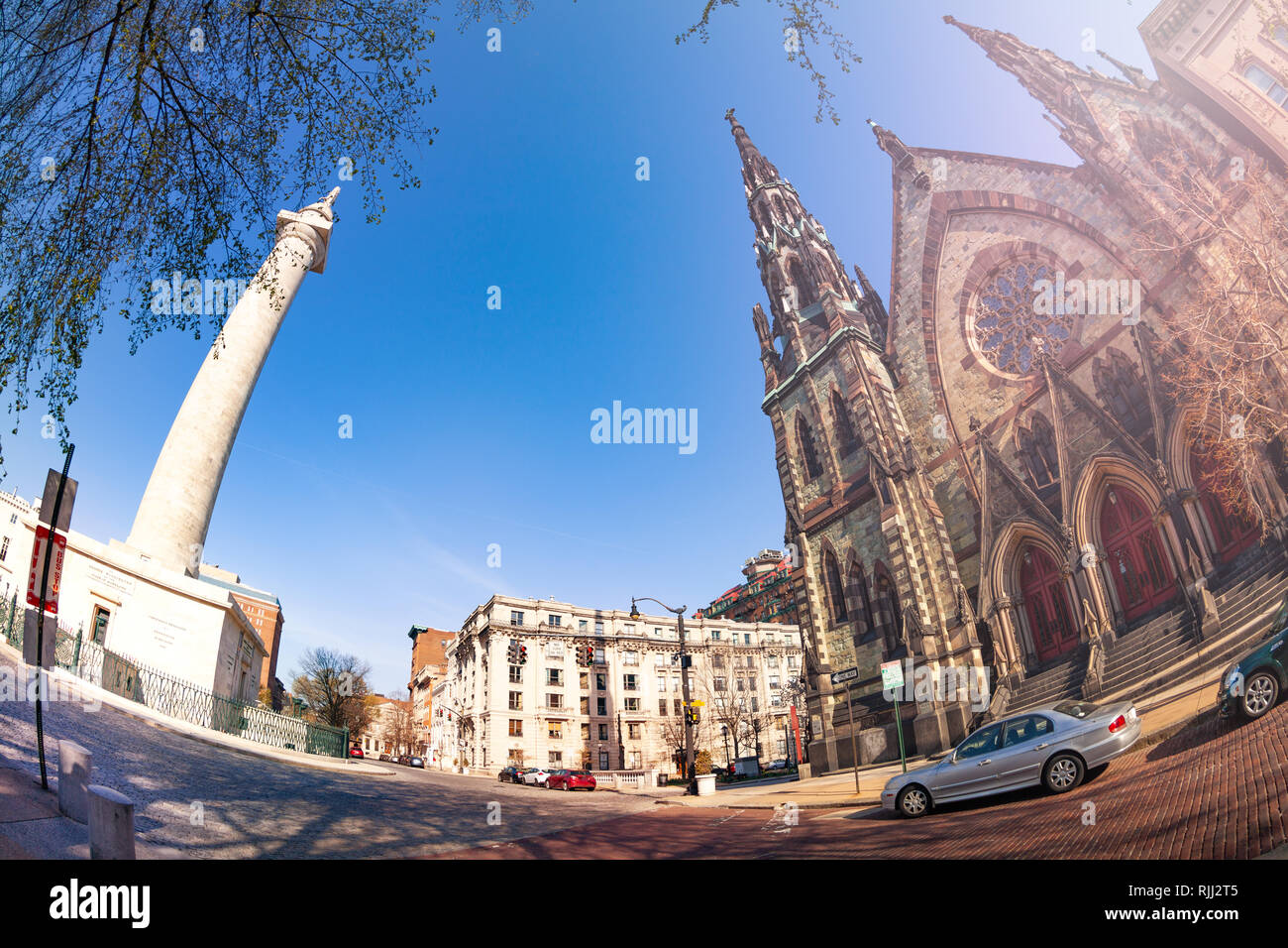 Malerischer Blick auf Mount Vernon mit United Methodist Church und Washington Monument im Frühjahr, Baltimore, USA Stockfoto