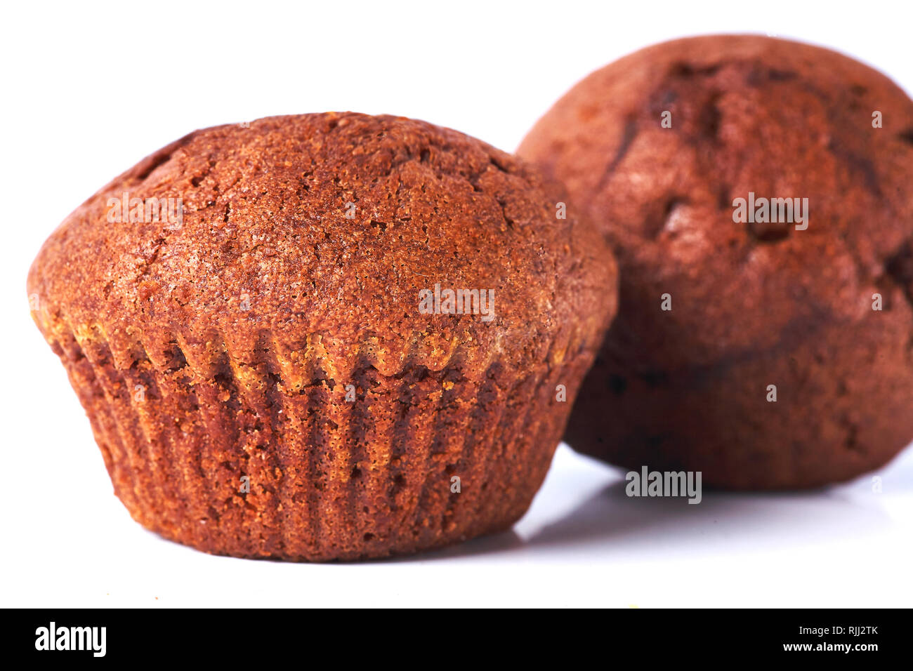 Eine chocolate Muffin mit dunklen Test auf einem weißen Hintergrund. Stockfoto
