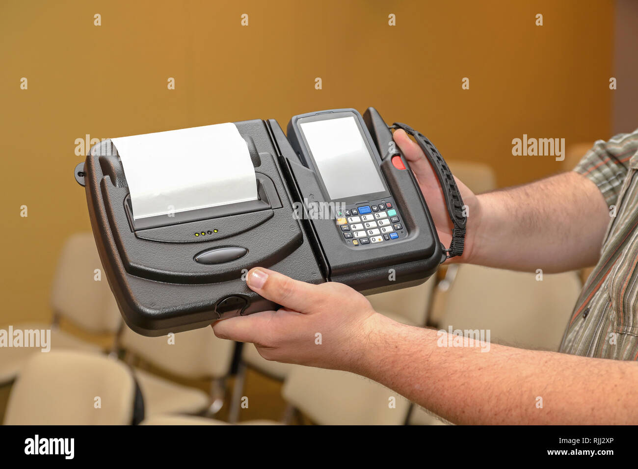 Mann hält Mobile Barcode Drucker und Scanner ein Gerät Stockfoto