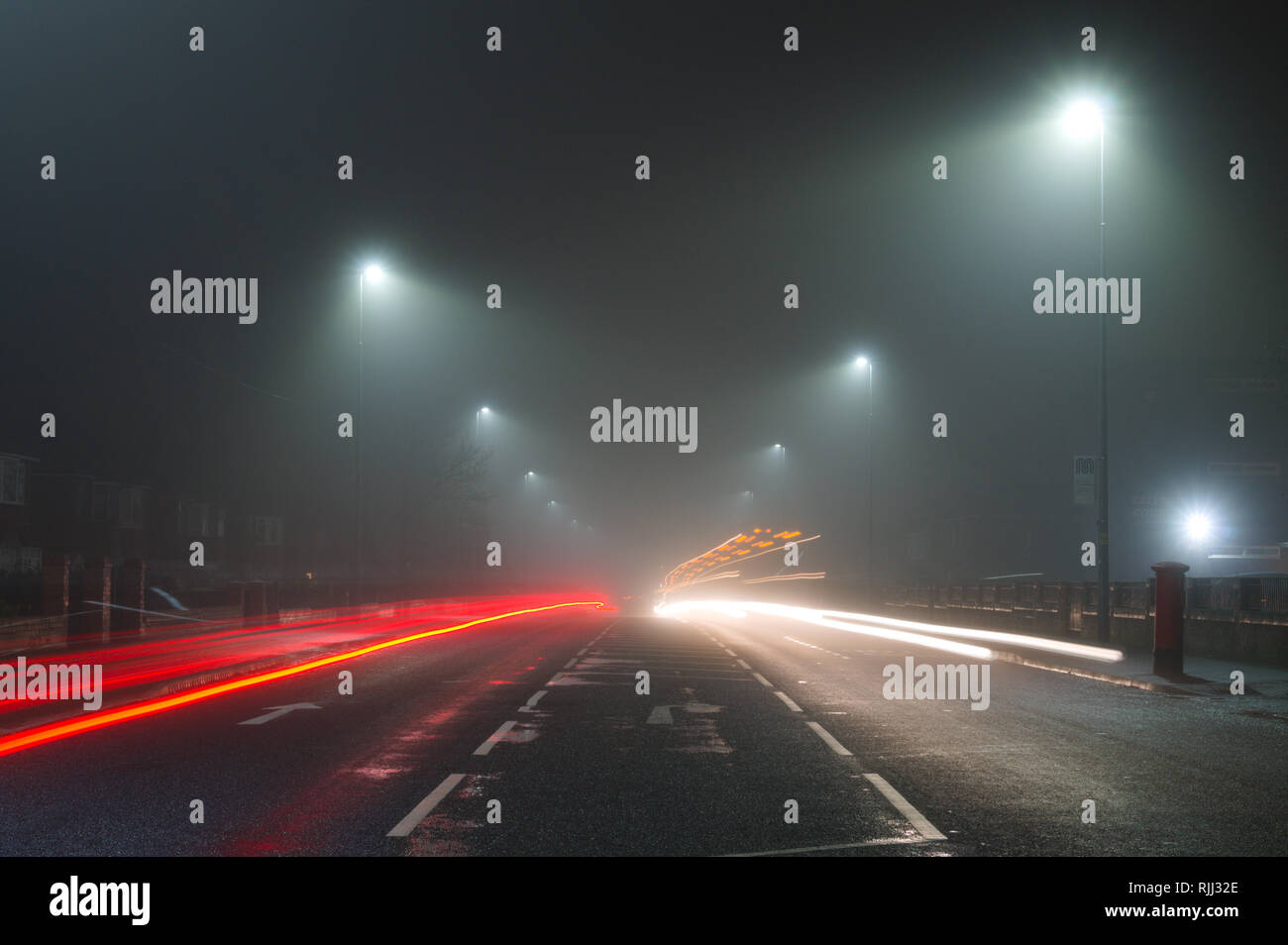 In Clifton, England, Großbritannien, wurden in einer bitterkalten Januarnacht LED-Straßenlaternen in Nebel gehüllt. Stockfoto