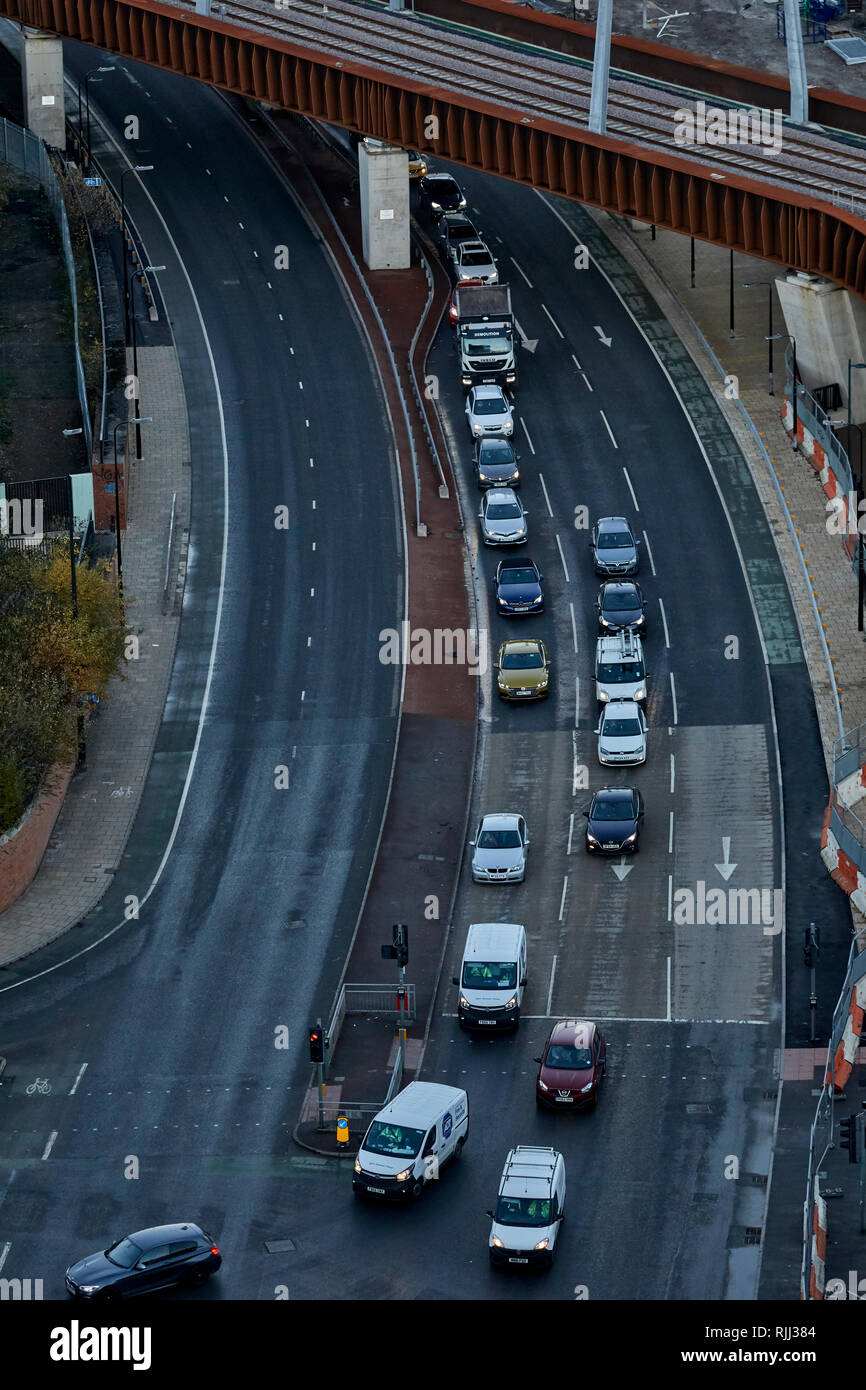 Auf queuing Autoverkehr unter der Tortur Netzkabel Brücke entlang Trinity Way auf der Manchester, Salford Grenze Stockfoto
