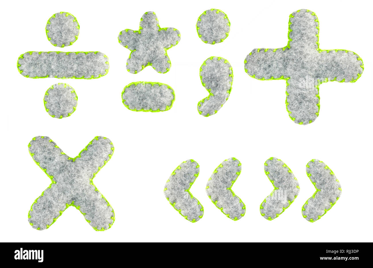 Symbole Plus, Minus, Multiplikation, Division, Zitate, Punkt, Komma, Bindestrich, Doppelpunkt, Sternchen der grauem Filz Alphabet isoliert auf einem weißen backgroun Stockfoto
