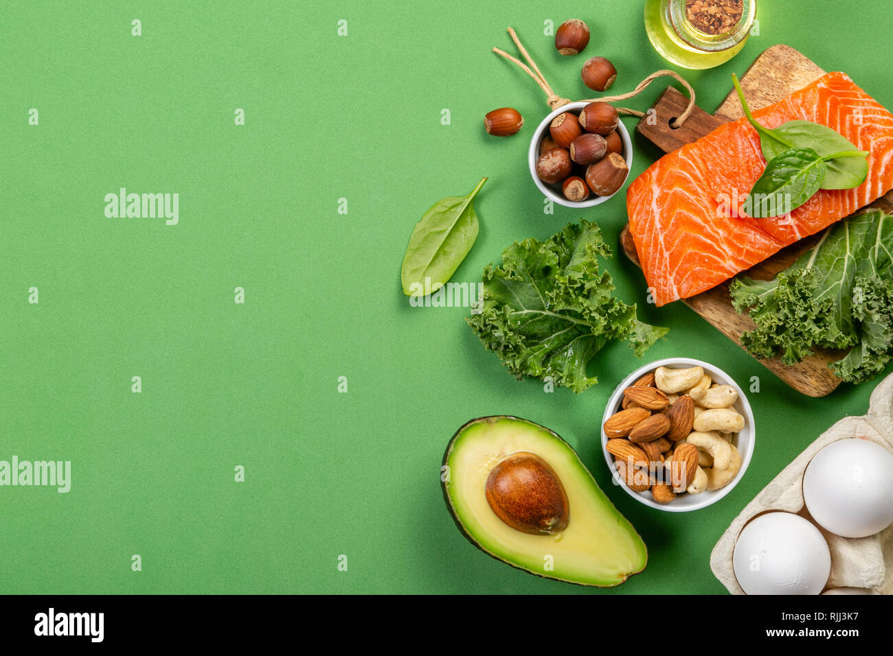 Keto Diät Konzept - Lachs, Avocado, Eier, Nüsse und Samen Stockfoto