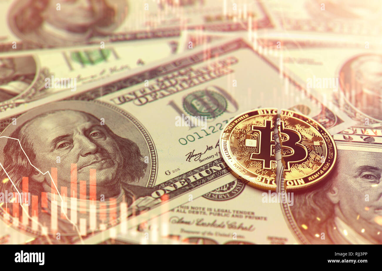 Gebrochene oder gerissene Bitcoin auf Dollar Banknoten. Schlechten situation der Cryptocurrencies an den Aktienmärkten Konzept. 3D-Rendering Stockfoto