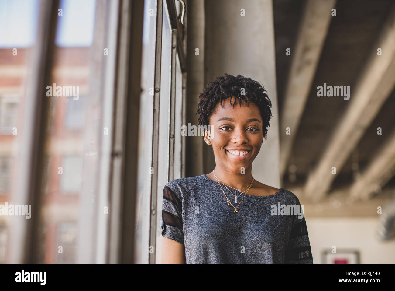 Porträt der jungen afrikanischen amerikanischen weiblichen zu Kamera suchen Stockfoto