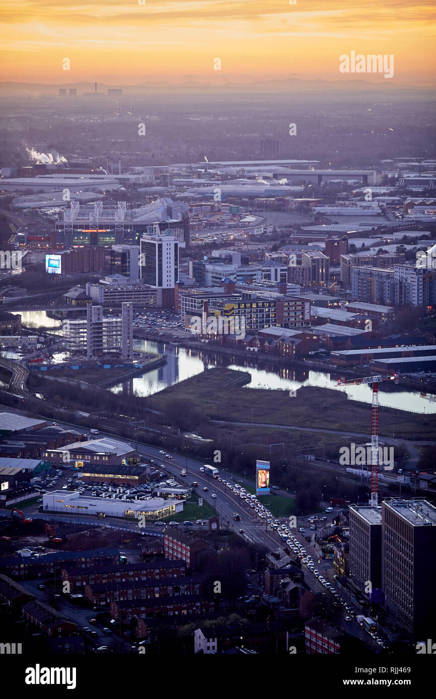 Ansicht von Süden Turm von Deansgate Platz mit Blick auf die Salford Quays und Pomona Sperren und Trafford Park dahinter Stockfoto