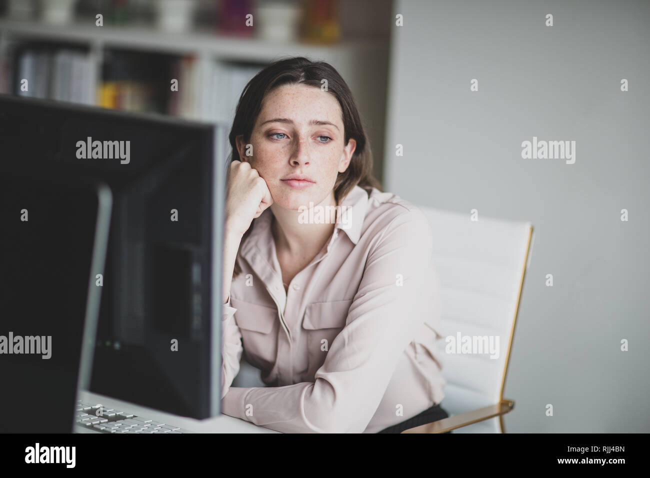 Weibliche Führungskraft in einem Büro Blick aus Fenster denken Stockfoto