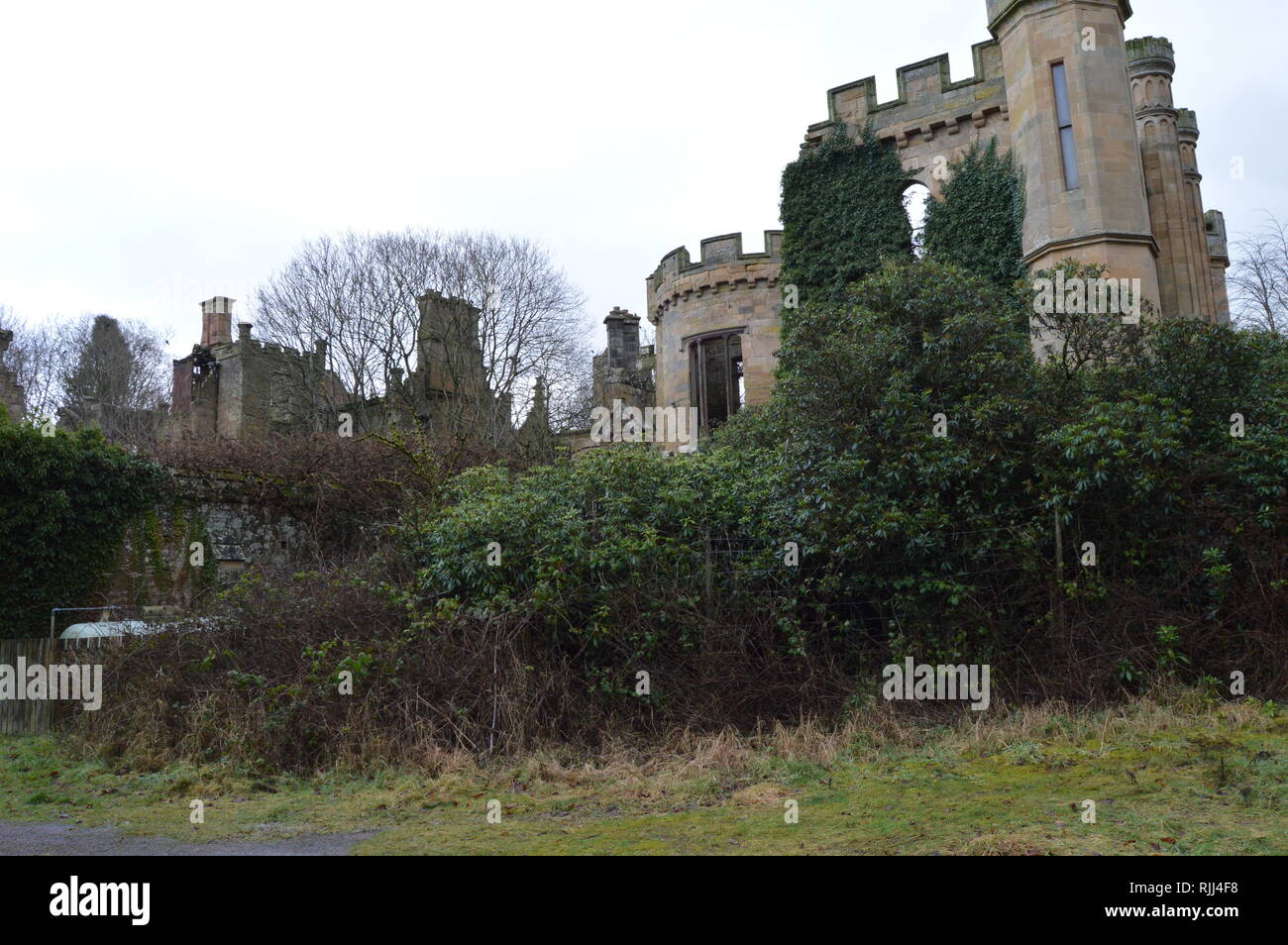 Die markanten Ruinen von Crawford Priory, Springfield, Cupar, Pfeife, im frühen 19. Jahrhundert erweitert. Stockfoto