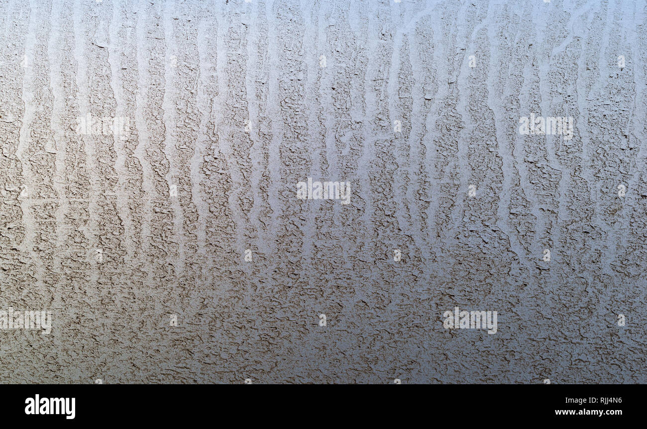 Seitenansicht eines schmutzig grauen Auto mit Regen streifen. Stockfoto