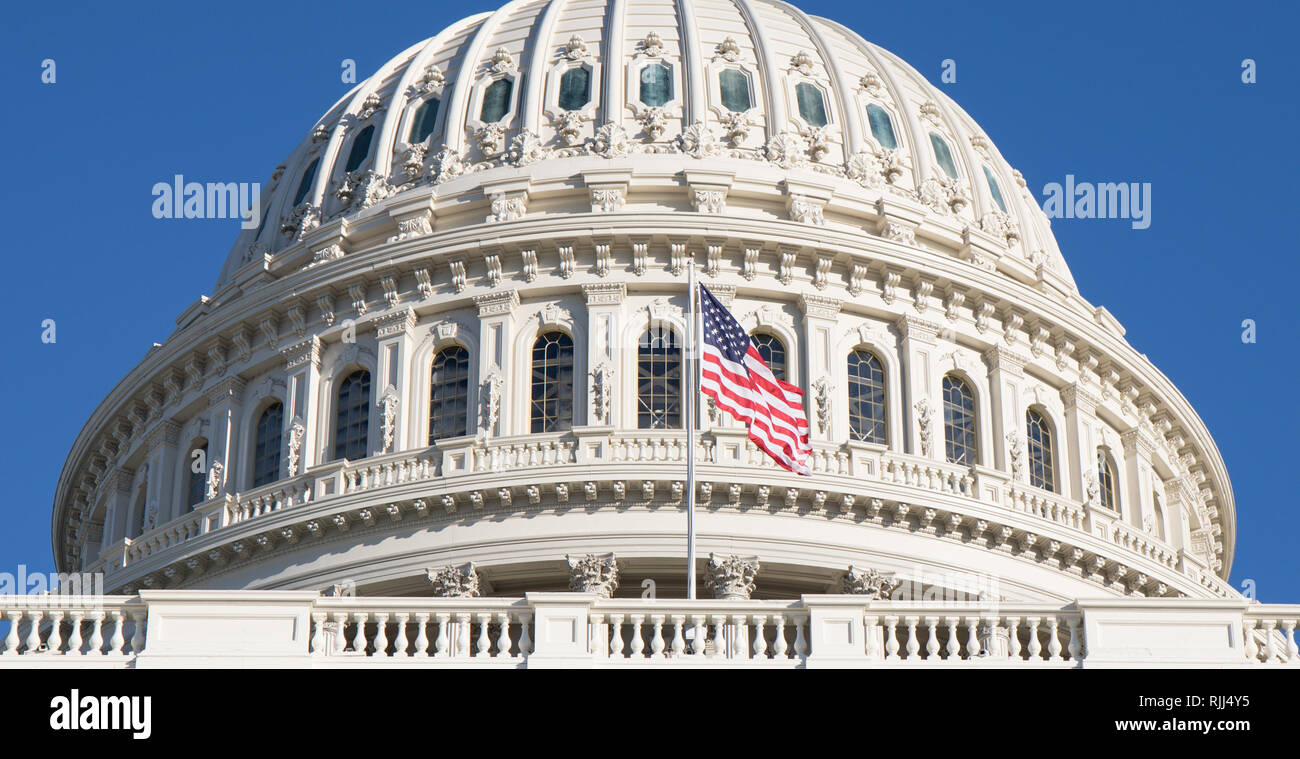 Nahaufnahme der uns Captiol Gebäude Rundbau, in Washington, D.C. mit der amerikanischen Flagge im Wind und einem strahlend blauen Himmel. Stockfoto