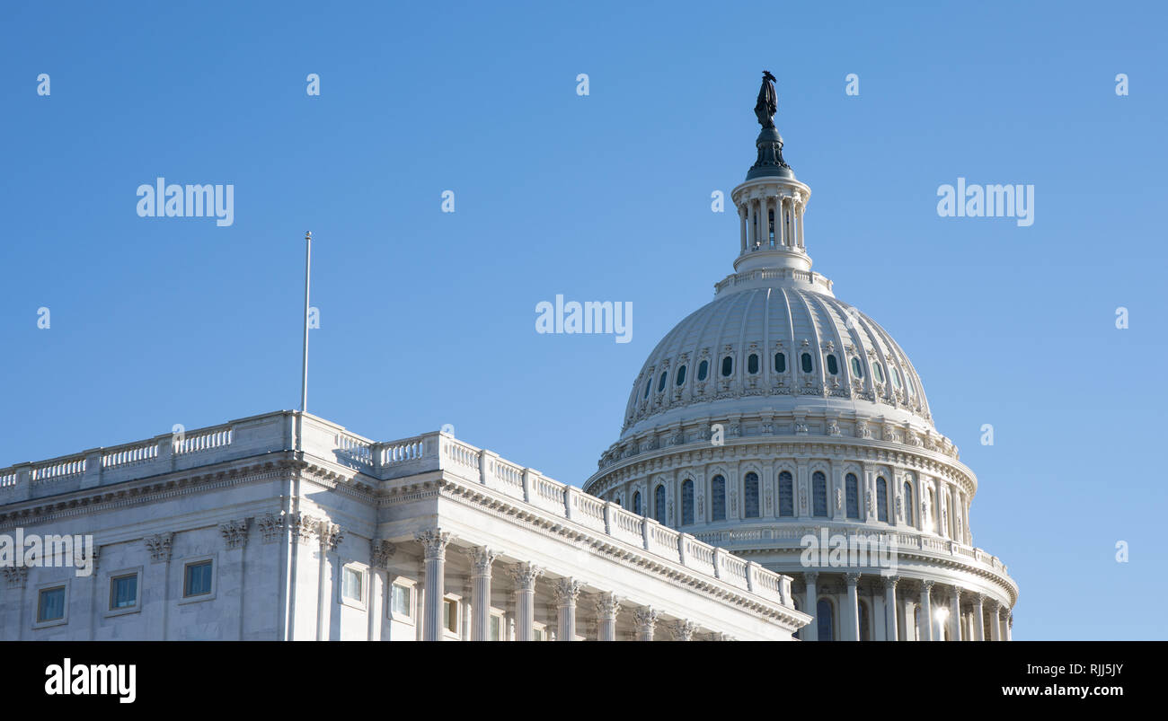 Seitenansicht der US-Kapitol in Washington, D.C. mit einem strahlend blauen Himmel. Stockfoto