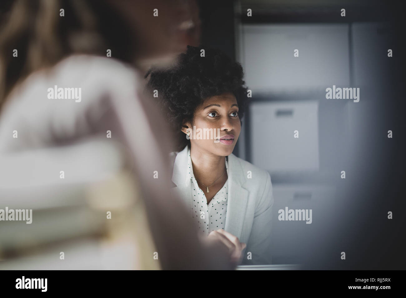 Afrikanische amerikanische Geschäftsfrau in einer Konferenz zuhören Stockfoto