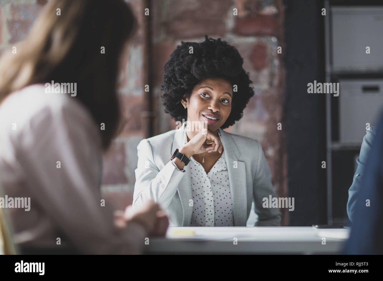 Afrikanische amerikanische Geschäftsfrau in einer Konferenz zuhören Stockfoto