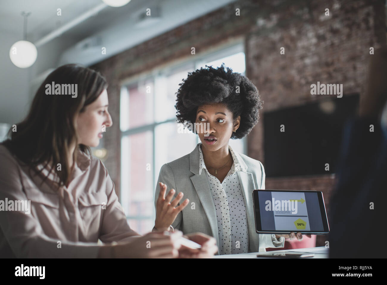 Afrikanische amerikanische Geschäftsfrau, die eine Sitzung Stockfoto