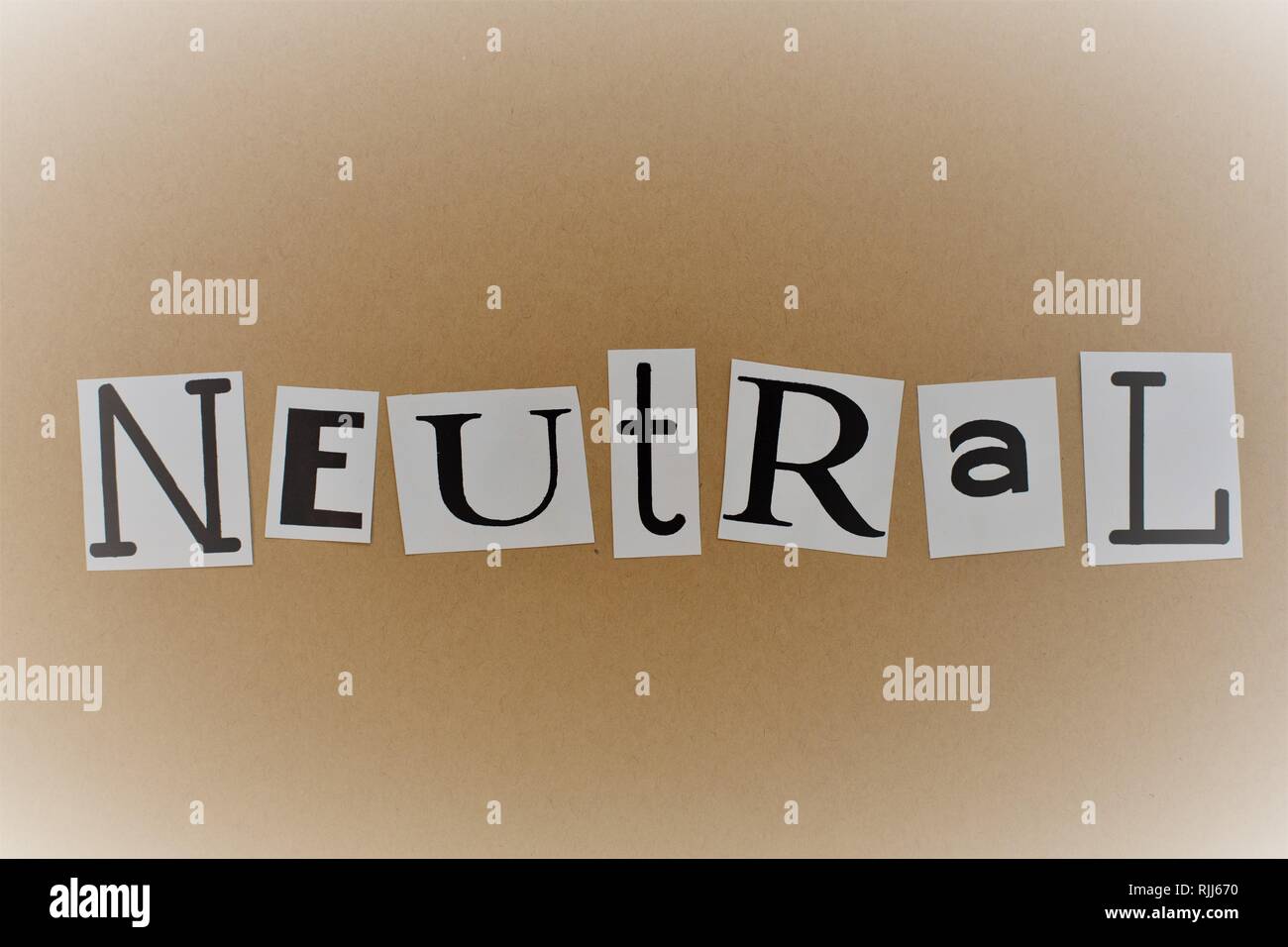 Das Wort "neutral" in Buchstaben ausschneiden geschrieben. Stockfoto