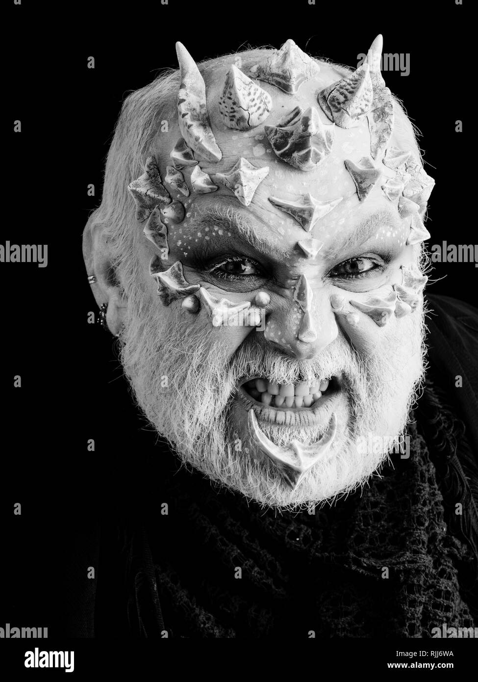 Böse monster Mann entblößt Zähne Stockfoto