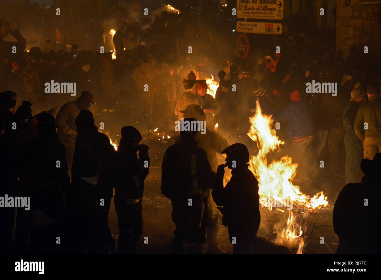 "Los Escobazos" ist ein Festival, das jeden 7. Dezember in Jarandilla de la Vera gehalten, am Vorabend des Festes der Unbefleckten Empfängnis. Stockfoto