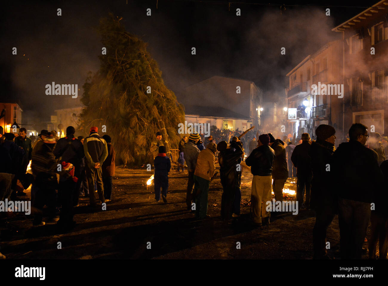 "Los Escobazos" ist ein Festival, das jeden 7. Dezember in Jarandilla de la Vera gehalten, am Vorabend des Festes der Unbefleckten Empfängnis. Stockfoto