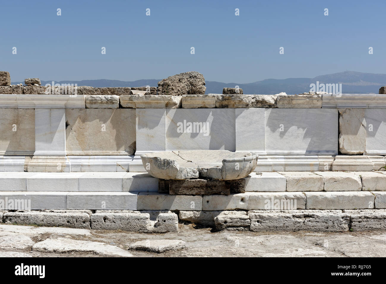 Wasserbecken der monumentalen Septimius Severus Nymphäum, Laodizea, Denizli, Türkei. Das Denkmal steht auf einem Podium aus drei Schritten von der Straße Stockfoto