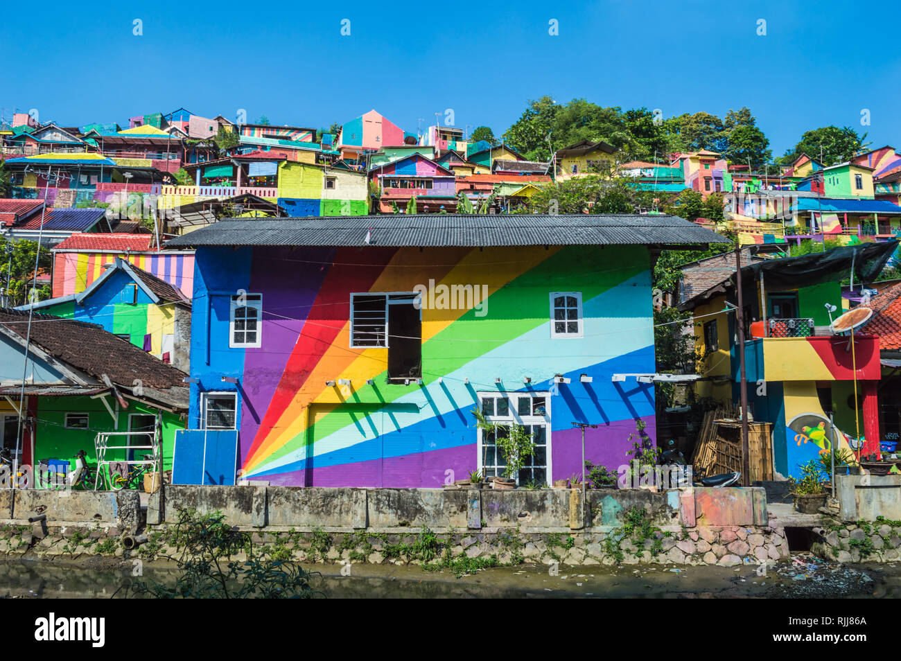 Semarang, Indonesien - 25. Mai 2017: Regenbogen gemalt Haus in Kalisari Rainbow Village (Kampung Pelangi Kalisari), in Semarang, Indonesien. Stockfoto